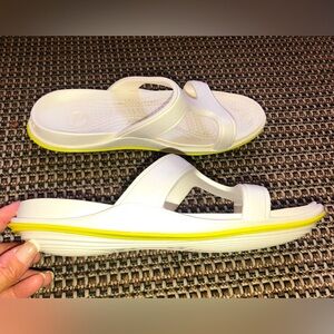 CROCS Serena Slide Strappy Sandals 
White (w-a yellow trim) Pool Beach Sz-8